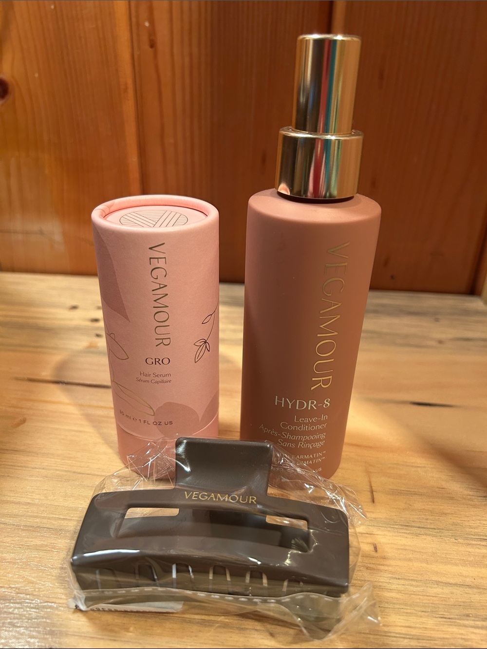 Vegamour 3-pc set: Hydr-8 Leave-In Conditioner, GRO Serum Set & hair clip